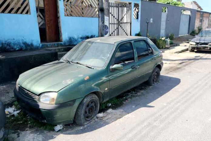 Veículos-irregulares-e-sucatas-são-removidos-de-ruas-em-várias-zonas-de-Manaus