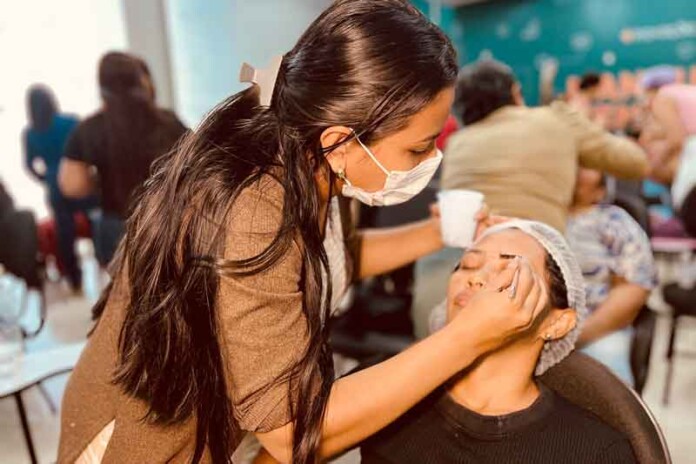 Beleza-em-alta-mais-de-40-mulheres-se-formam-em-design-de-sobrancelhas-em-Manaus