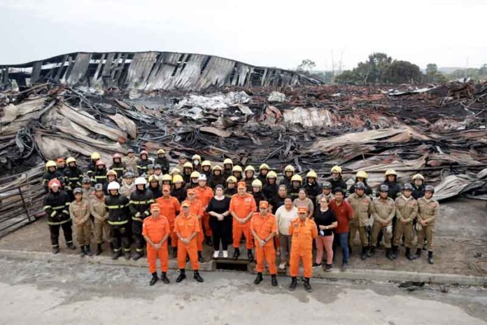Bombeiros-são-chamados-de-heróis-após-operação-bem-sucedida-no-Distrito-Industrial