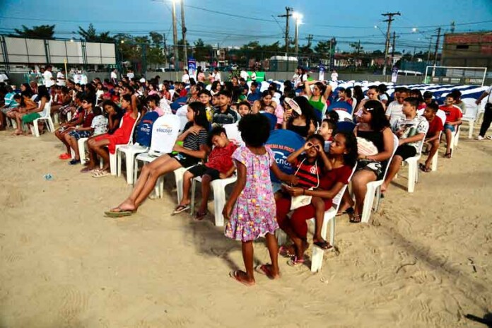 Cinema-na-Praça-atrai-famílias-e-doa-1