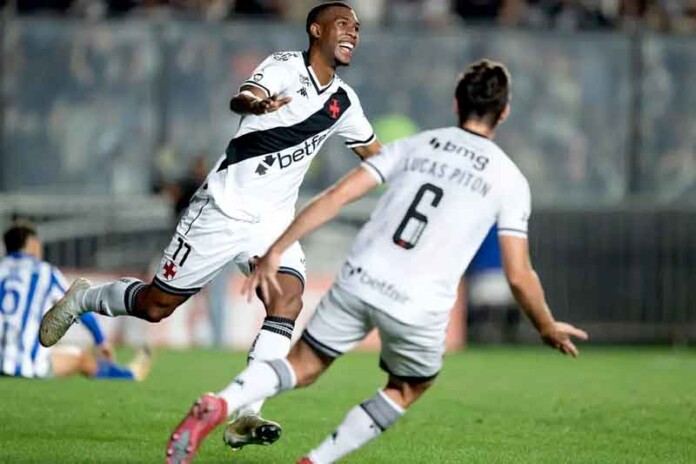 Com-gols-de-Rayan_-Coutinho-e-Tchê-Tchê_-Vasco-elimina-CSA-e-se-classifica
