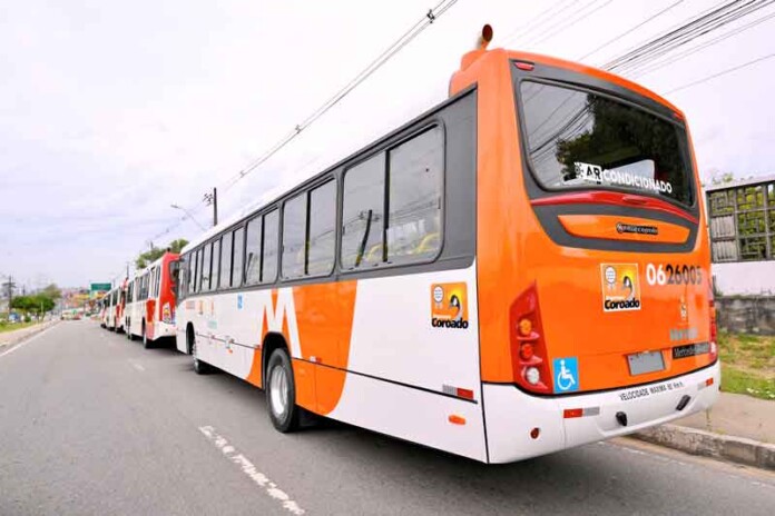 David-Almeida-entrega-20-novos-ônibus-e-leva-frota-renovada-de-Manaus-a-484-veículos1
