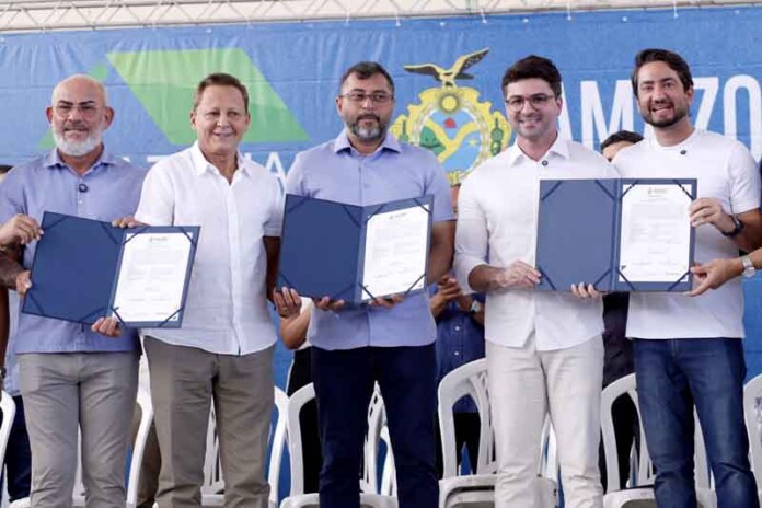 Deputado-Adjuto-Afonso-acompanha-entrega-de-títulos-definitivos-no-Conjunto-Carlos-Braga