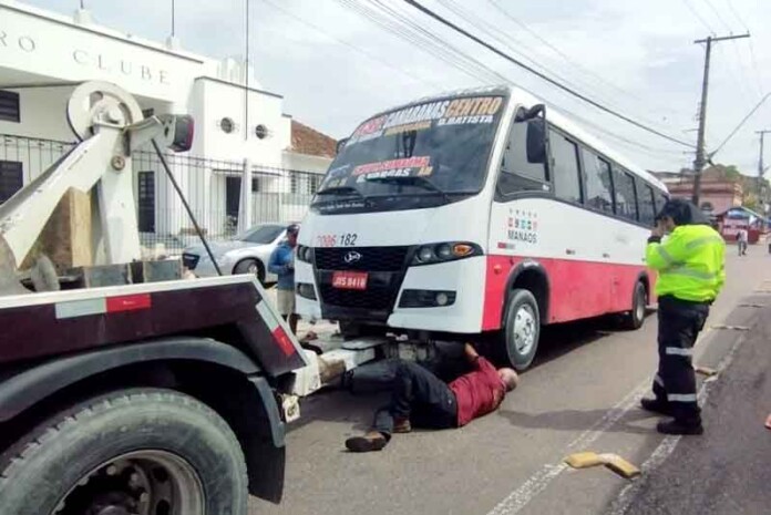 Fiscalização-do-IMMU-retira-de-circulação-micro-ônibus-irregular-na-Avenida-Epaminondas