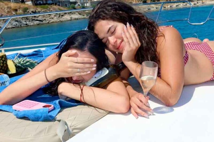 Maisa-exibe-férias-na-Grécia-com-passeios-de-barco