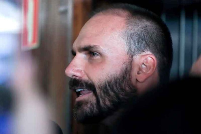 PF-indicia-Bolsonaro-e-Eduardo-por-coação-no-processo-do-suposto-golpe
