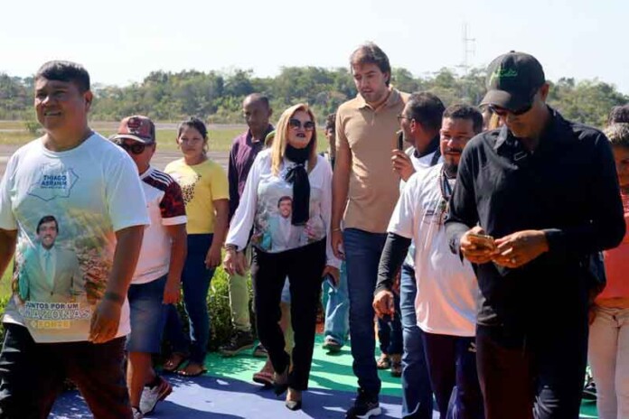 Thiago-Abrahim-reforça-apoio-a-ribeirinhos-com-entrega-de-veículos-e-lanchas-em-Manicoré