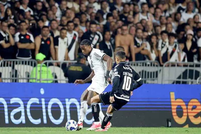 Vasco-e-Botafogo-travam-batalha-em-São-Januário-e-deixam-decisão-em-aberto