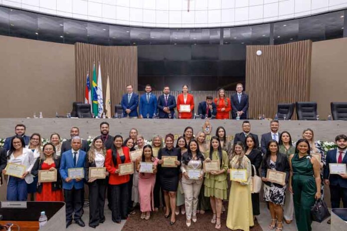 Vereador-Paulo-Tyrone-homenageia-advogados-em-sessão-solene-na-CMM