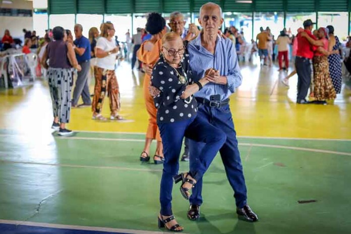 Bolerão-no-Parque-reúne-idosos-em-tarde-de-música,-dança-e-integração-em-Manaus