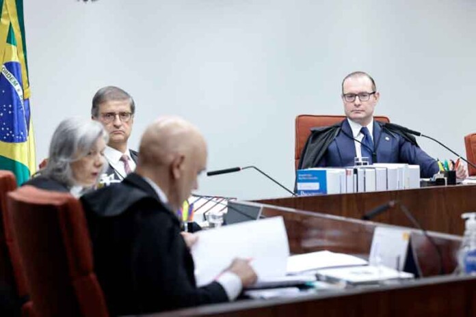 Cármen-Lúcia-acompanha-Moraes-e-Dino,-e-STF-avança-na-condenação-de-Bolsonaro