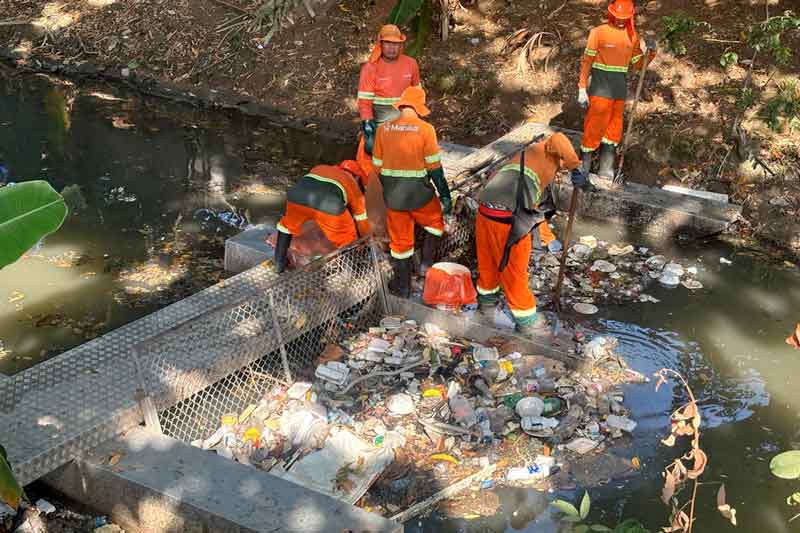 Manutenção das ecobarreiras - Foto: Ascom / Semulsp