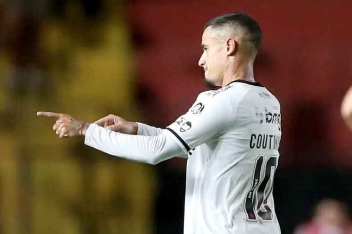 Coutinho-comemora-gol-pelo-Vasco-contra-o-Sport