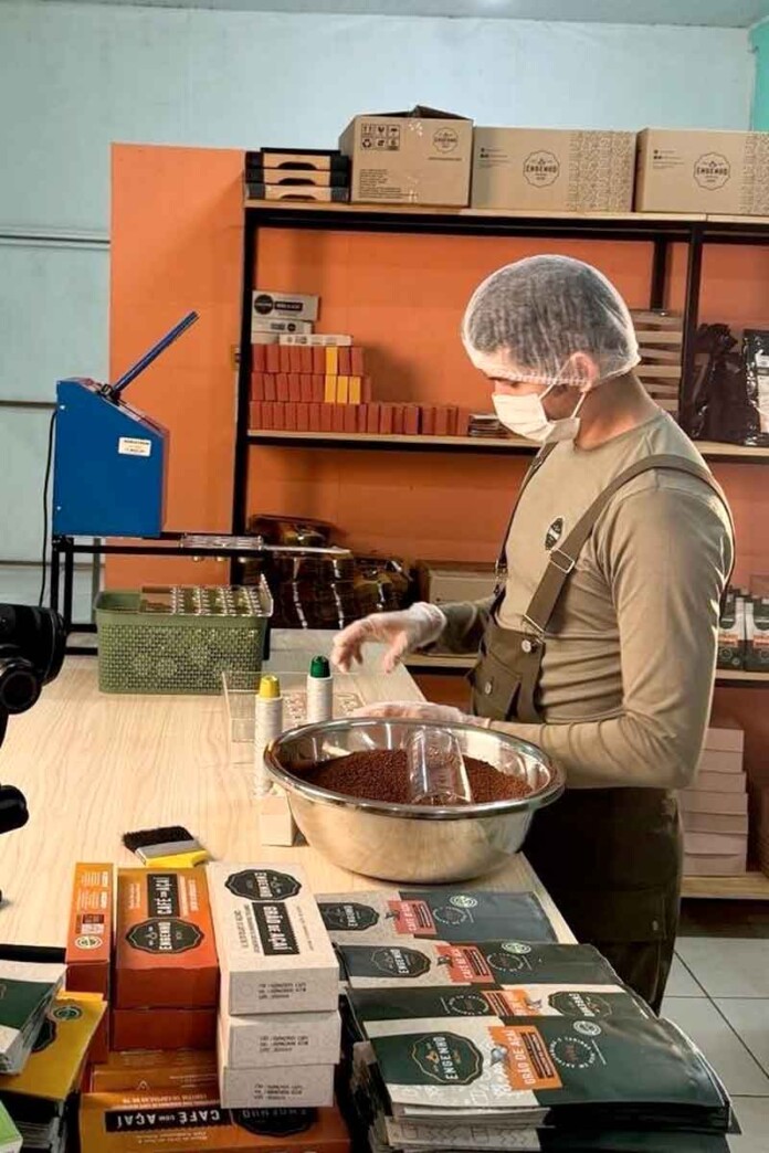 Etapa-de-produção-da-Engenho-Café-de-Açaí_divulgação