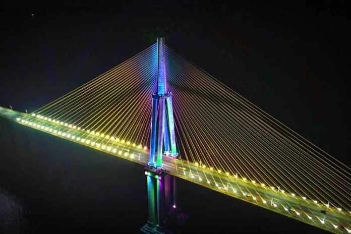 Ponte-Phelippe-Daou-ganha-iluminação-azul-em-tributo-aos-administradores