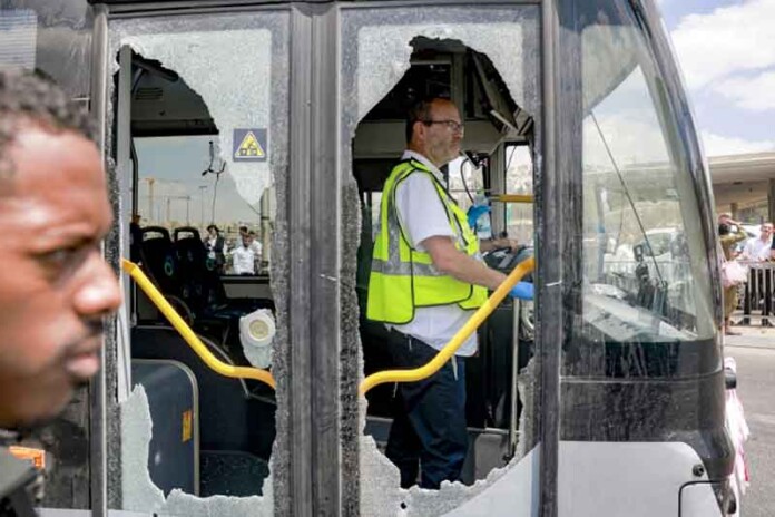 ataque-covarde-mata-seis-e-deixa-feridos-em-ponto-de-ônibus