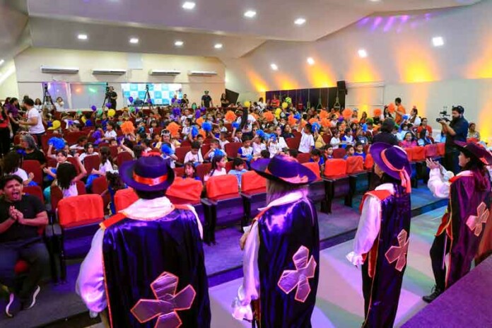 Crianças-se-encantam-com-Alfashow-que-une-estudo-e-diversão