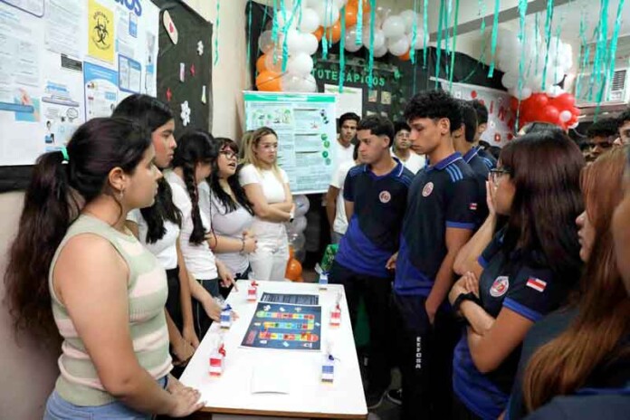 Estudantes-exploram-ciência-na-prática-durante-Mostra-Científica-em-Manaus