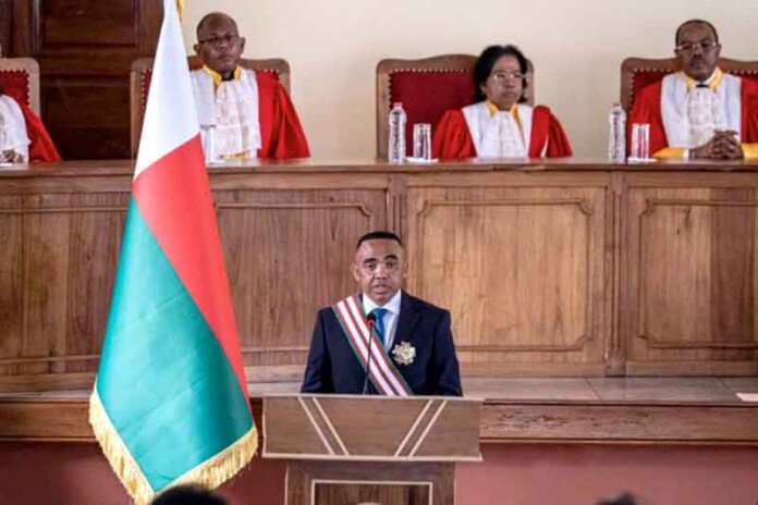 Líder-militar-de-golpe-toma-posse-como-chefe-de-Estado-em-Madagascar