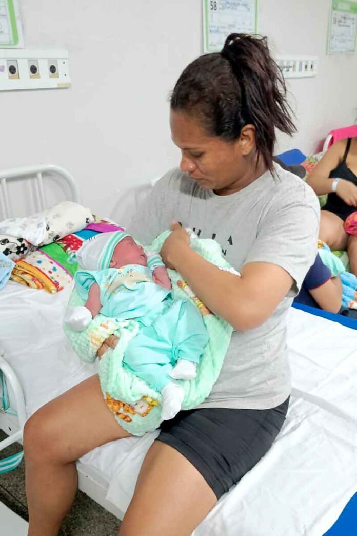 Mãe-e-bebê-passam-bem-após-nascimento-inesperado-em-estacionamento-de-hospital