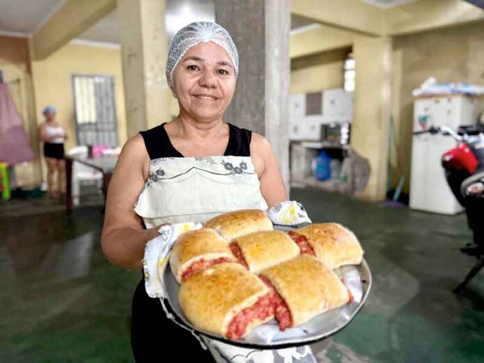 Mulher-de-aço-e-coração-de-rosa