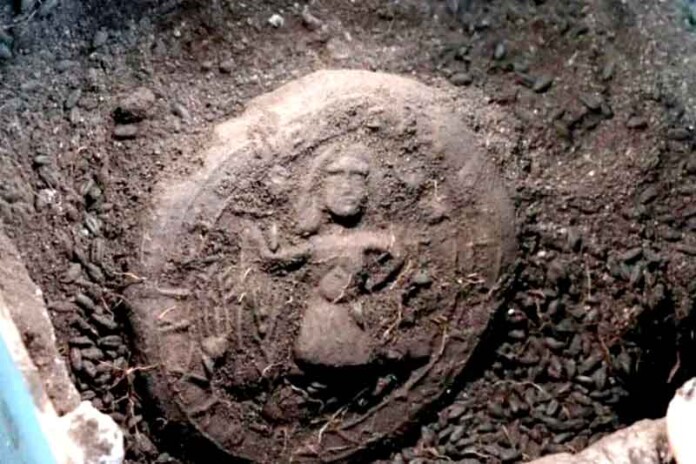 Pão-litúrgico-de-1.300-anos-traz-imagem-de-Cristo-como-'Agricultor'-e-surpreende-arqueólogos