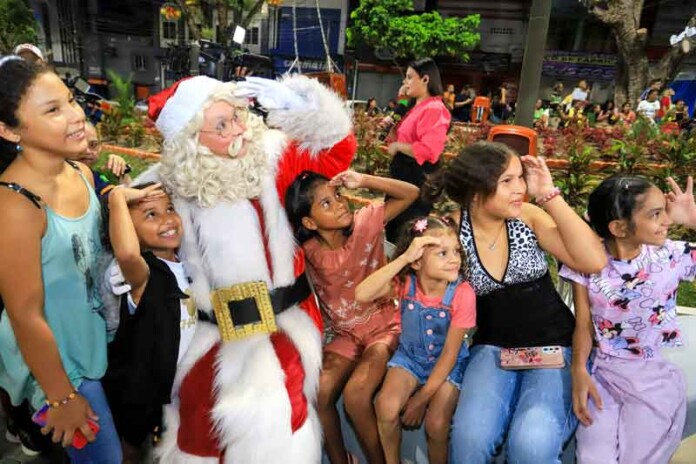 Papai-Noel-chega-e-acende-o-Natal-dos-manauaras