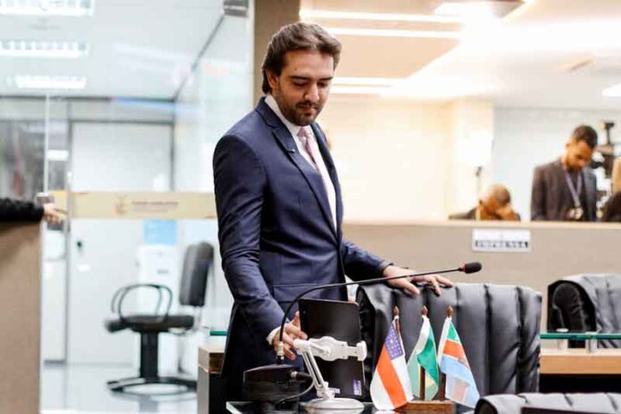 Thiago-Abrahim-lança-projeto-que-obriga-governo-a-falar-a-língua-de-todos-os-cidadãos