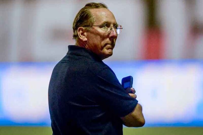 Torcida-do-Botafogo-protesta-no-Nilton-Santos-e-chama-John-Textor-de-‘palhaço-e-vigarista’
