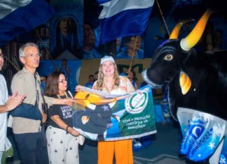 Caprichoso recebe caravana Brasil–França e emociona com show no Curral Zeca Xibelão