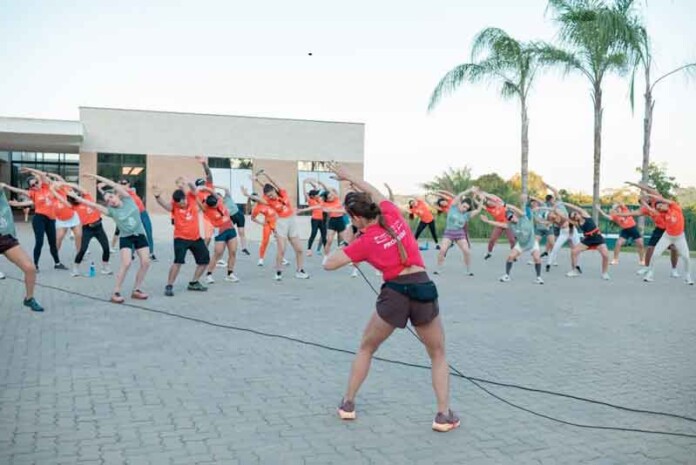 Evento-mistura-boi-bumbá,-yoga,-gelo-e-árvore-plantada-para-cada-participante