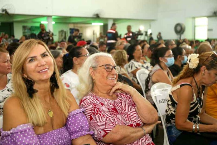 Famílias-do-Santa-Luzia-finalmente-recebem-as-chaves-legais-de-suas-casas