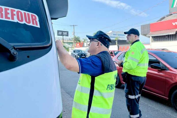 IMMU-fiscaliza-transporte-executivo-e-remove-micro-ônibus-irregulares-em-Manaus