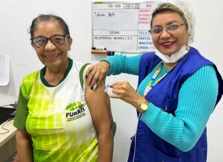Idosos recebem dose da vacina contra influenza em ação especial da Semsa e Funati