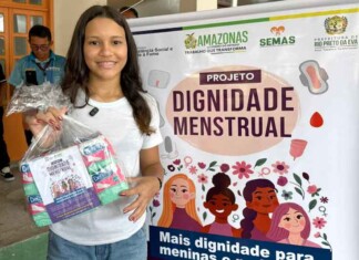 “Não devemos ter vergonha”, diz menina ao receber absorventes gratuitos