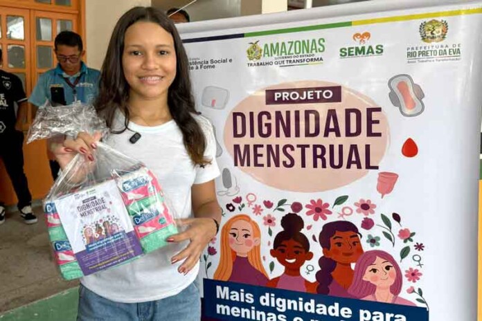 “Não-devemos-ter-vergonha”,-diz-menina-ao-receber-absorventes-gratuitos