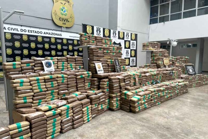 PC-AM-apreende-mais-de-uma-tonelada-de-skunk-em-sítio-de-Iranduba-e-prende-cinco-suspeitos