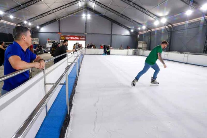Ponta-Negra-se-transforma-em-paraíso-gelado-com-pista-de-patinação