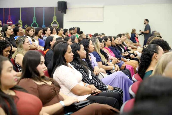 Rede-municipal-certifica-estagiários-que-reforçaram-equipes-de-alfabetização-em-2025