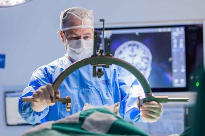 Tecnologia-inédita-no-país-promete-transformar-a-vida-de-milhares-com-Parkinson