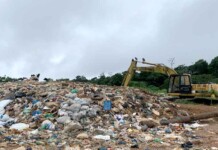 Ramal vira terra sem lei: lixo invade casas e prefeitura finge que não vê