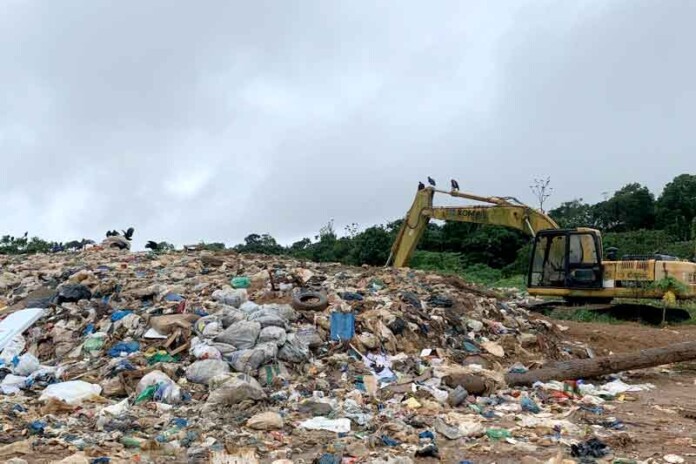 lixo-invade-casas-e-prefeitura-finge-que-não-vê
