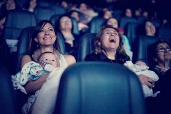 Cinema-vira-espaço-de-acolhimento-para-mães-e-bebês-em-sessão-especial-em-Manaus