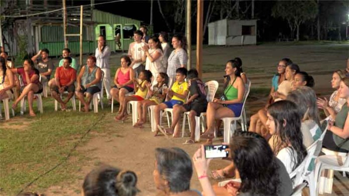 Documentário-revela-como-teatro-e-educação-alcançaram-comunidades-ribeirinhas
