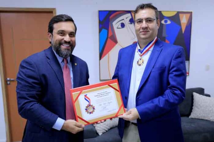 Dr-George-Lins-homenageia-Alex-Del-Giglio-com-a-Medalha-da-Ordem-do-Mérito-Legislativo