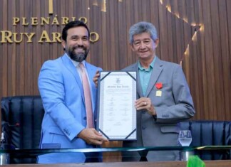 Dr. George Lins homenageia prefeito Raymundo Raiz com a Medalha Ruy Araújo na Aleam