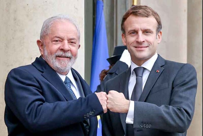 Em-novembro-de-2022,-Emmanuel-Macron-e-Lula-se-encontraram-em-Paris