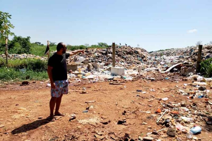 Entre-fumaça-e-abandono-moradores-transformam-aniversário-de-Iranduba-em-ato-de-protesto1