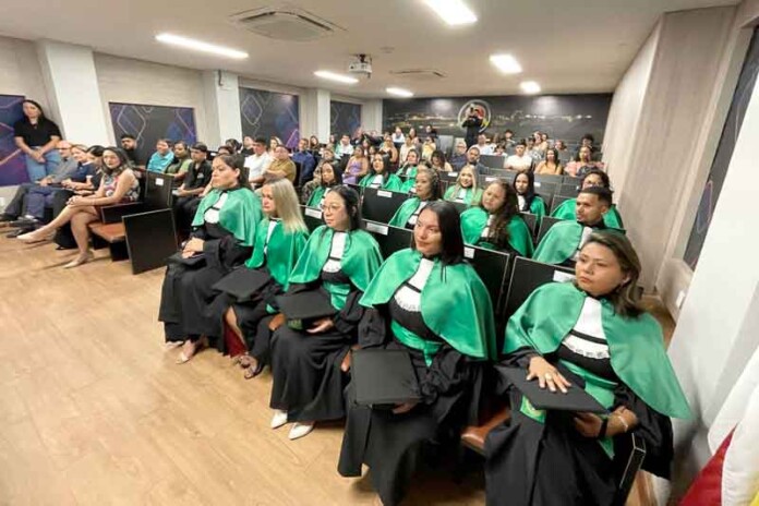 Escolas-Nilton-Lins-forma-sua-primeira-turma-de-Técnicos-de-Enfermagem-em-Manaus