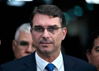 Flávio Bolsonaro visita pai e revela detalhes sobre sua saúde e planos político